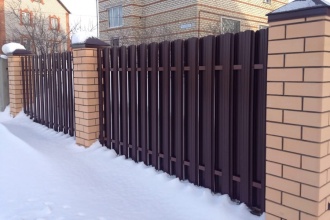 Забор из евроштакетника в шахматном порядке 30 метров фото в Белоозёрском