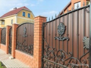 Кирпичный забор с ковкой  150 метров фото в Белоозёрском