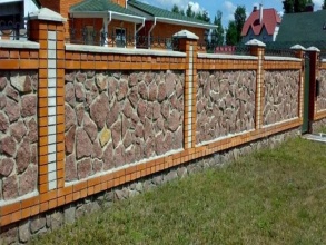 Кирпичный забор с камнем 12 метров фото в Белоозёрском