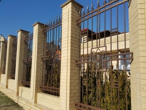 Кирпичный забор с ковкой  10 метров фото в Белоозёрском